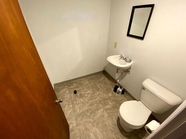 Building Photo - 4 Bedroom 1.5 Bath House with Washer and D...