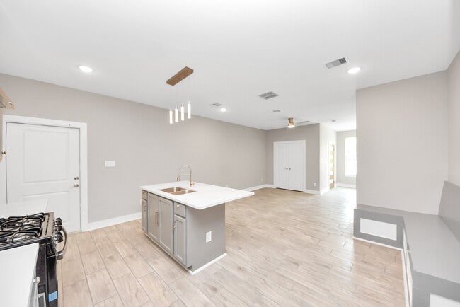 Building Photo - 2608 Campbell St