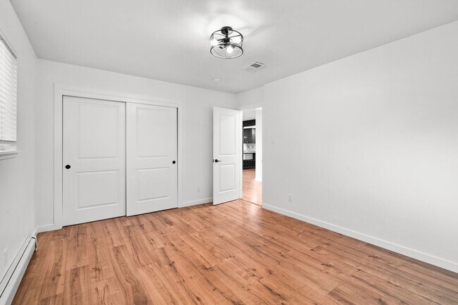 Building Photo - Charming and Renovated 4 Bedroom 2 Bathroo...