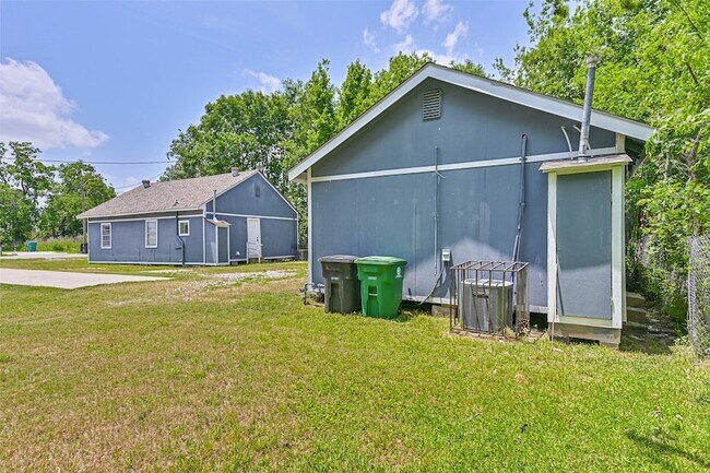 Building Photo - 9839 Racine St