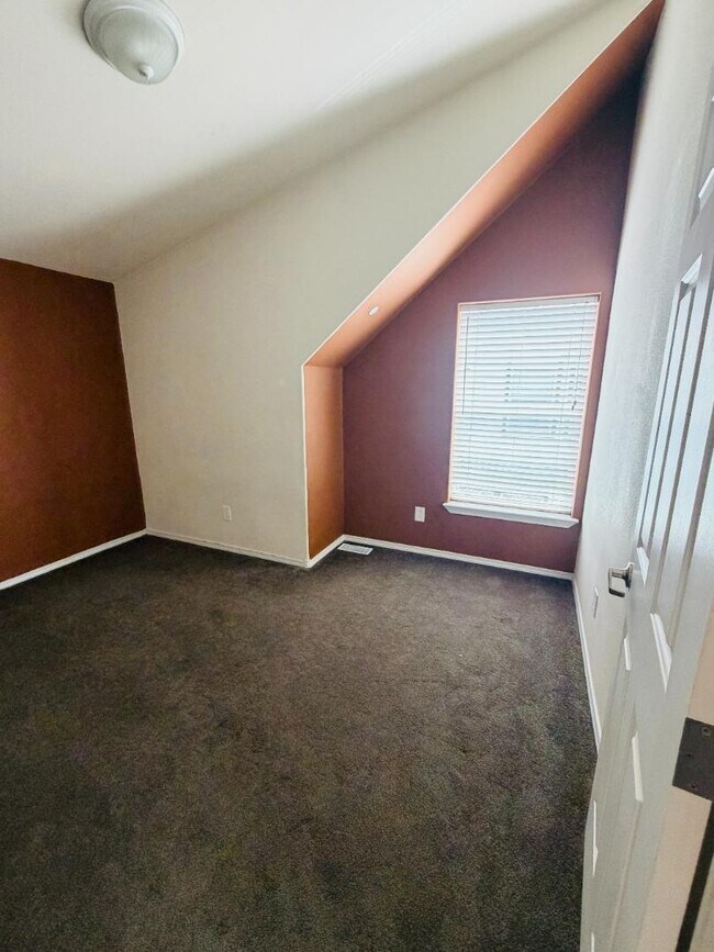 Building Photo - 558 N Tam Rim Dr