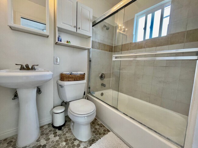 Building Photo - Mission Bay- 1 Bed/1 Bath