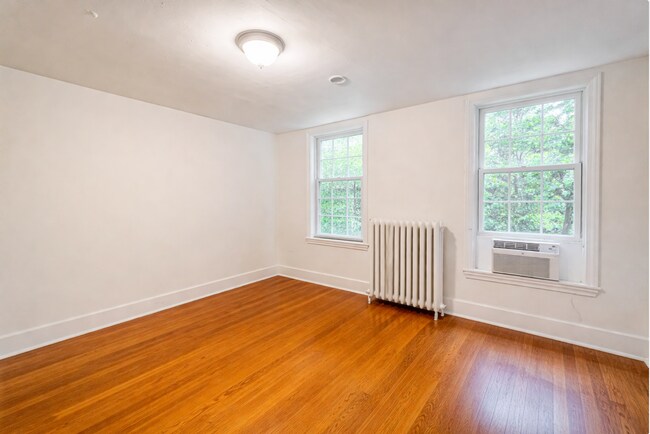 bedroom - 119 W Maple Ave
