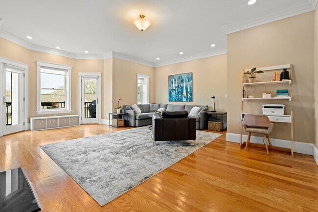 Building Photo - 322 Tappan St