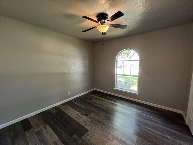 Building Photo - 3607 Crescent Dr