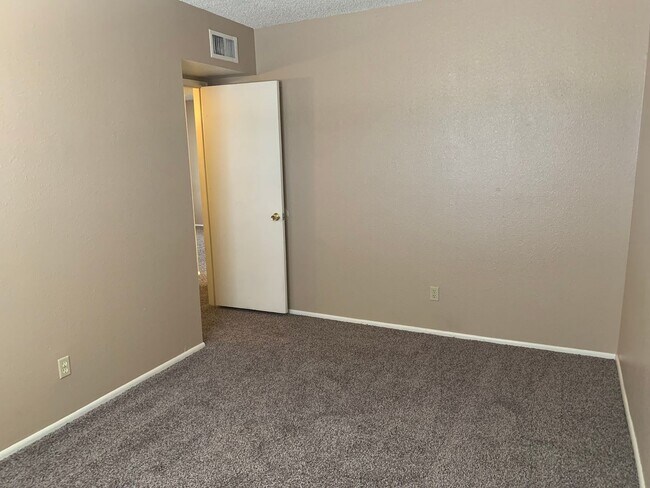 Building Photo - Cute townhome available in Mesa -- 1/2 off first month's rent