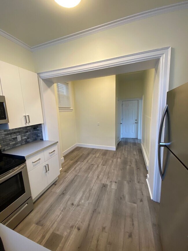 Building Photo - Updated 1 Bedroom Apartment now available!