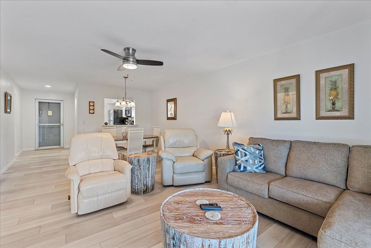 Building Photo - 320 Mission Trail N