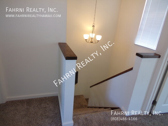 Building Photo - PALEHUA GARDENS - Upgraded 3 Bedroom Townhome