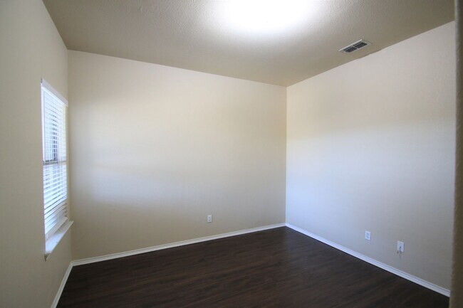 Building Photo - 105-107 Sunburst Court