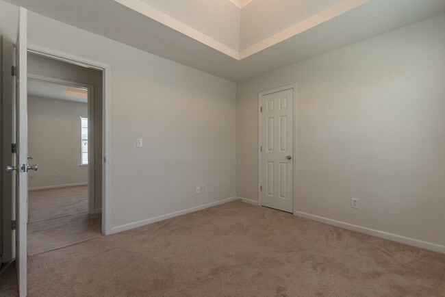 Building Photo - Spacious 4 bedroom 2.5 bath