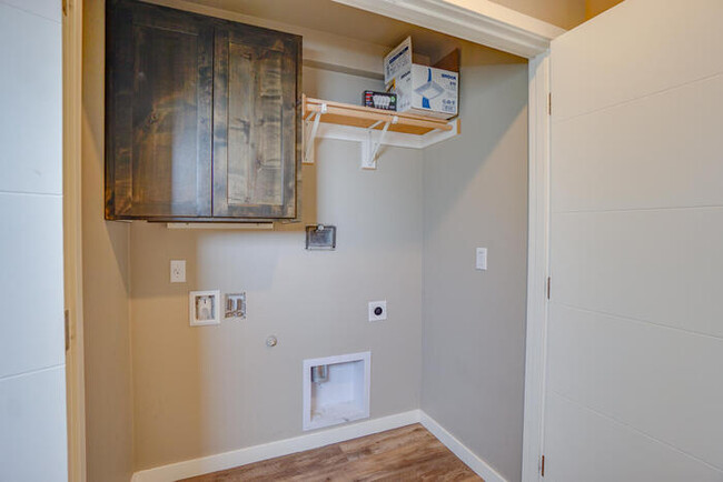 Building Photo - NEWER FOUR BEDROOM NEAR HAZEL DELL