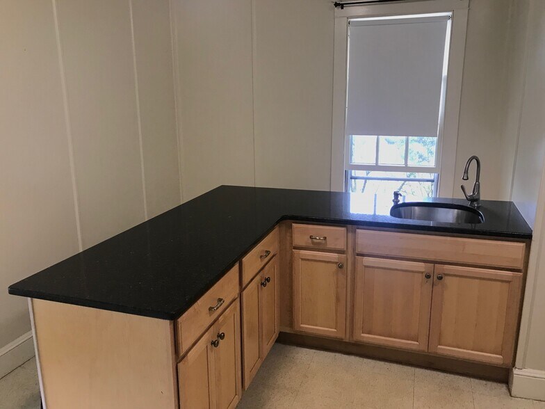 Building Photo - 33 Ward St