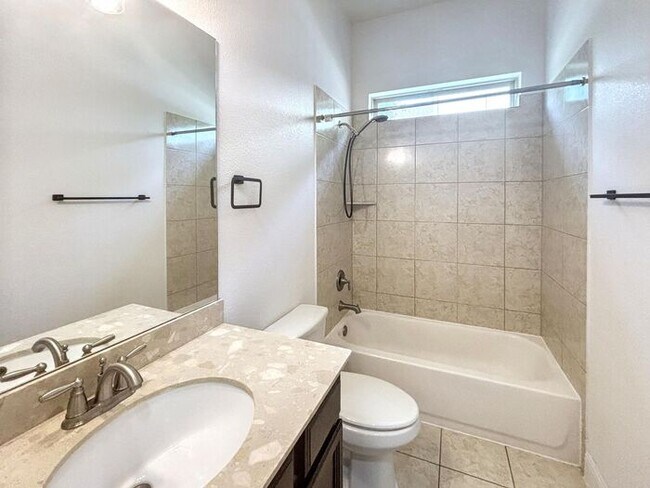 Building Photo - Spacious & Stylish 4-Bedroom Home with Mod...