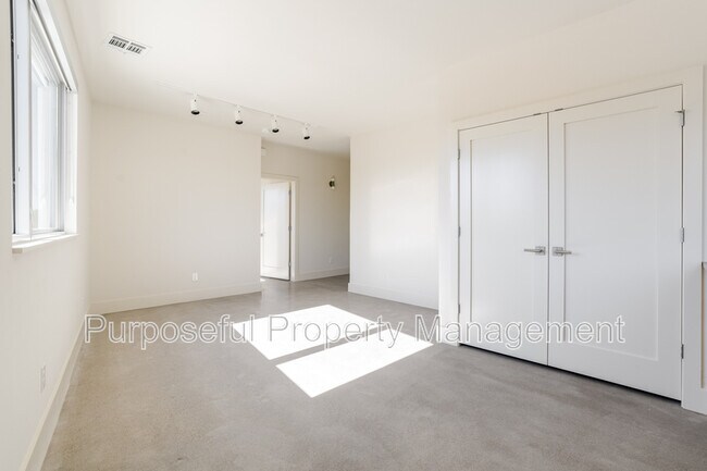 Building Photo - 934 Hangar Dr