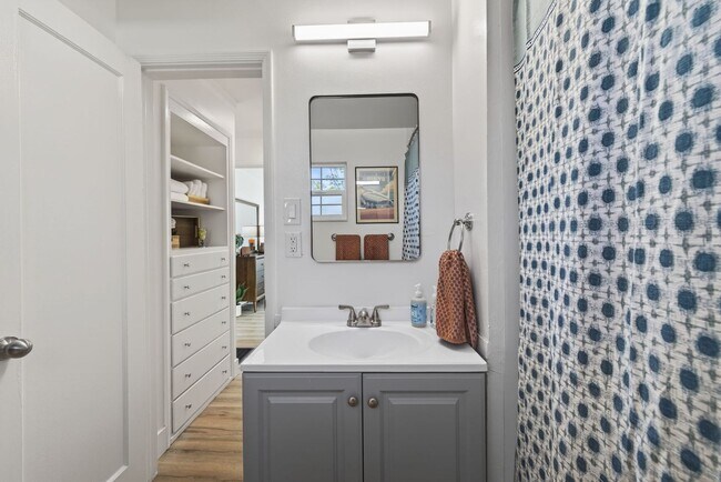 Building Photo - Welcome to Reno Nevada’s Biggest Little BnB !!