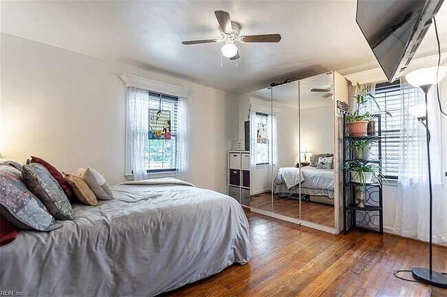 Building Photo - 2112 E Pembroke Ave
