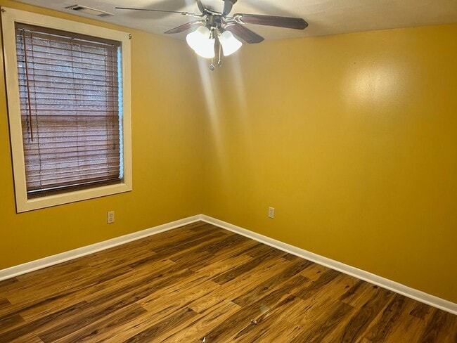 Building Photo - 310 Macks Dr
