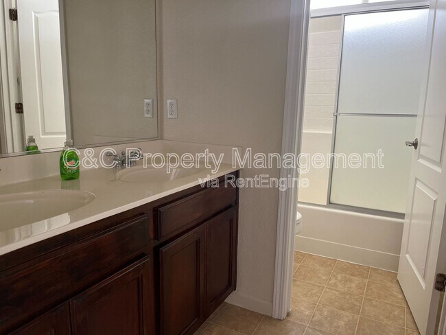 Building Photo - 4020 Crescent Ct