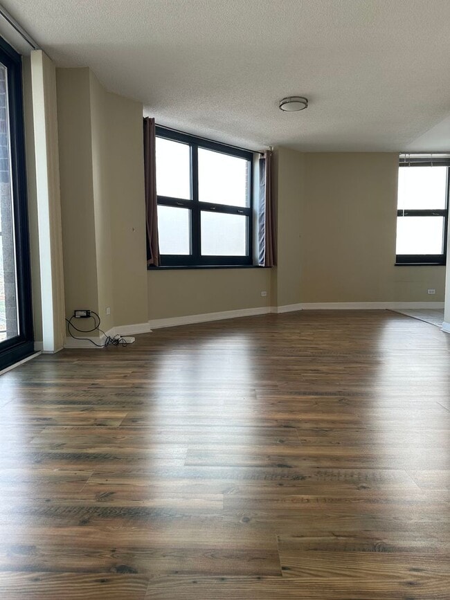 Building Photo - Amazing views from this 31st floor 1bed on...
