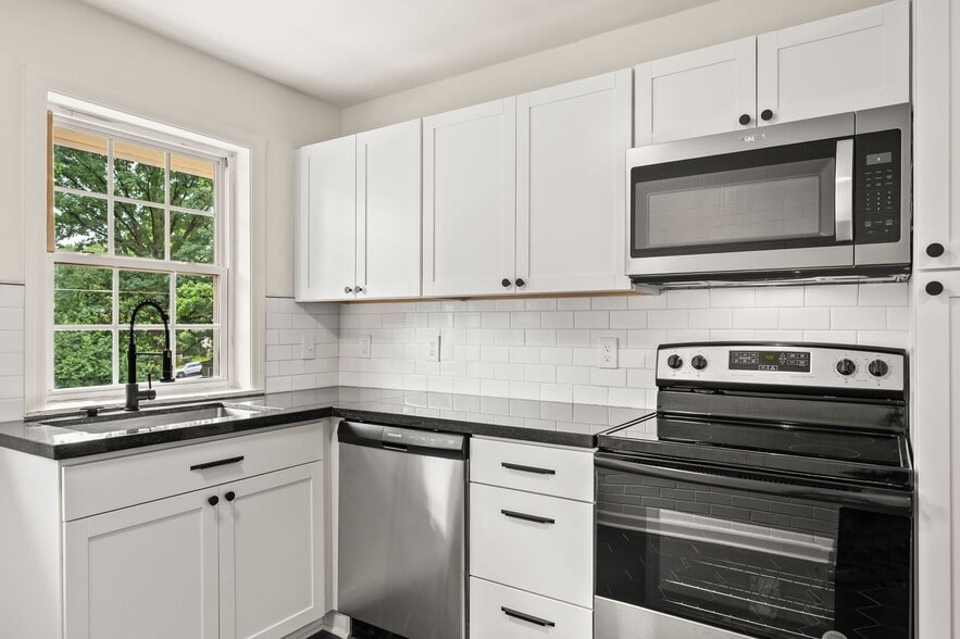 Building Photo - 1640 W Northwest Blvd