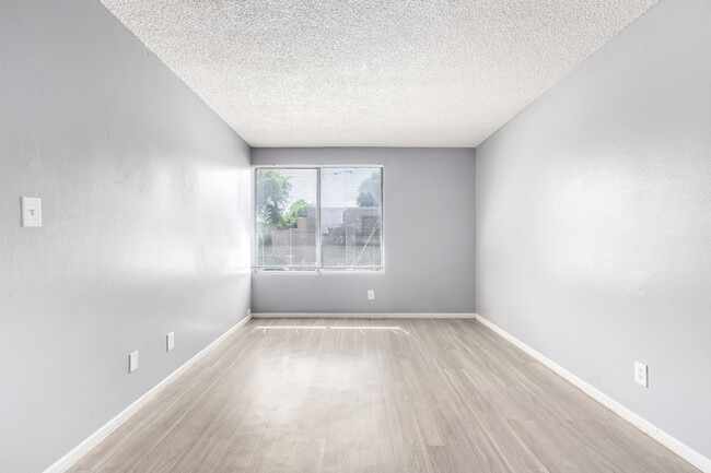 Building Photo - 2413 W Hazelwood St