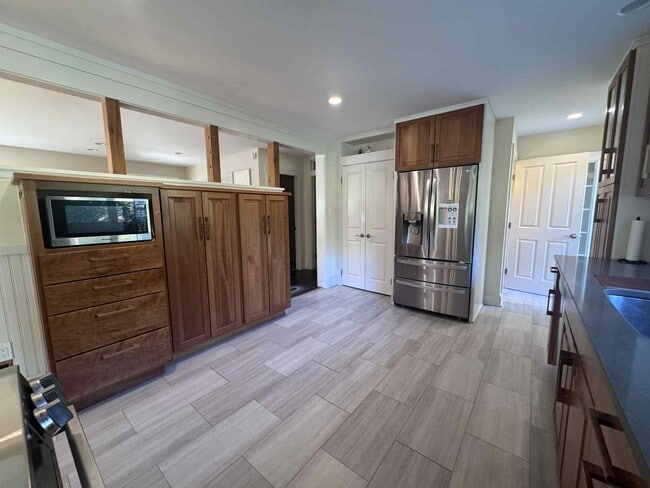 Building Photo - 3BR RANCH BRUNSWICK SEASONAL FURNISHED