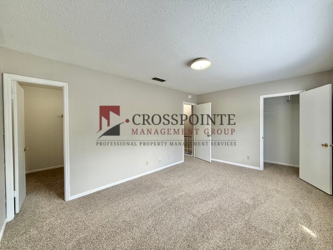 Building Photo - Available now! Beautiful 3 bedroom 1.5 bath Townhome in Tyler!