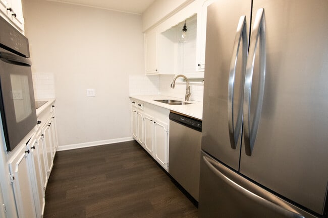 Building Photo - 5108 Twin Oaks St