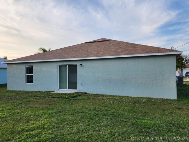 Building Photo - 2862 SE Buccaneer Cir
