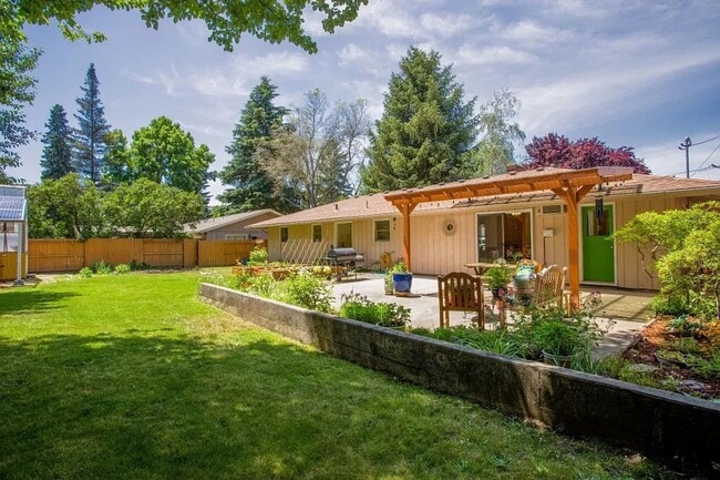 Building Photo - East Medford Ranch Home on large lot!  | Available Mid-July