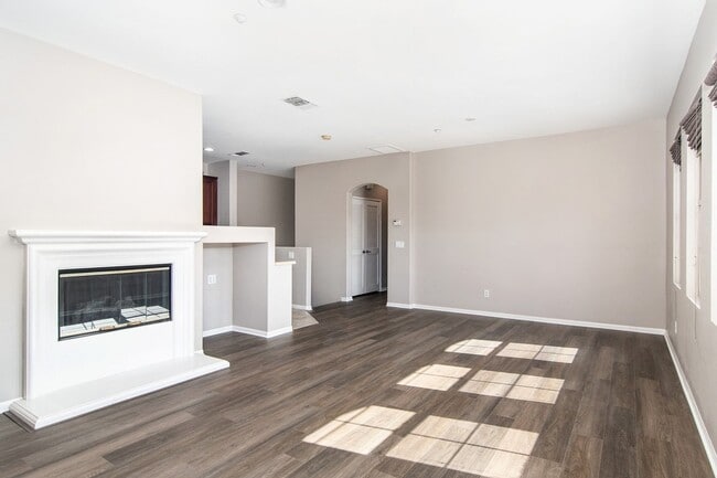 Building Photo - Nicely upgraded townhouse in resort-like E...