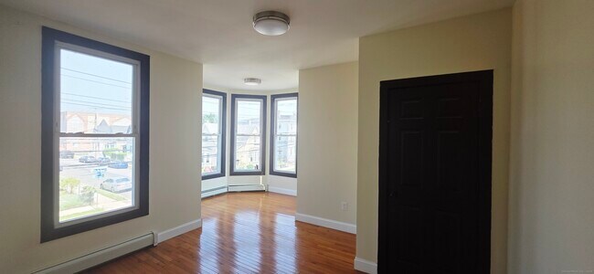 Building Photo - 327 Broad St