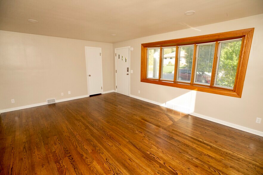 Building Photo - 1327 N Oak St