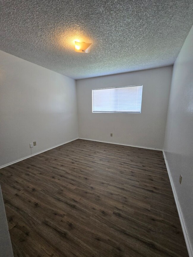 Building Photo - 2 Br 1 Ba available Now