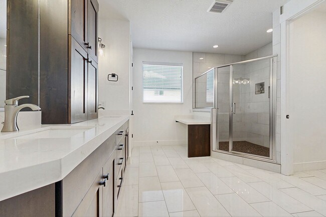 Building Photo - Large Spacious 4 Bedroom Home in Desirable Highland with Private Backyard and Finished Basement