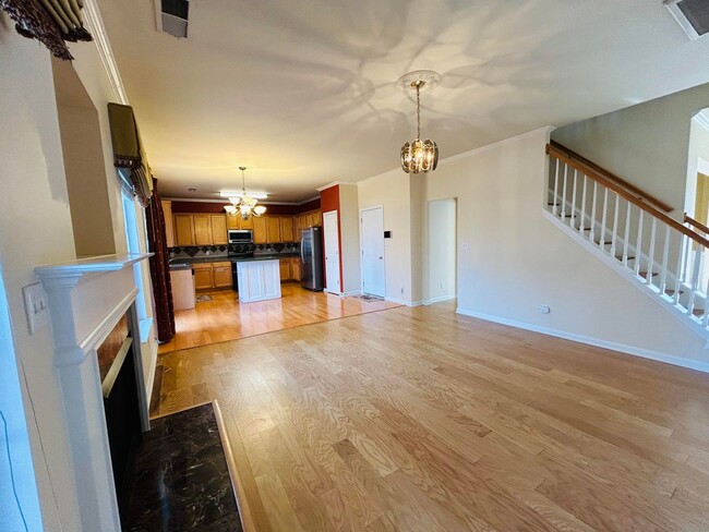 Building Photo - Beautiful SPACIOUS 2-Story 4 bedroom 3 bat...