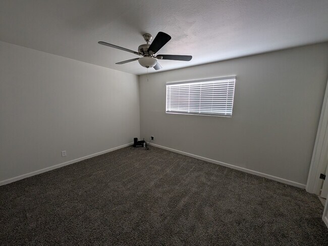 Building Photo - West Phoenix Fully Remodeled 3br