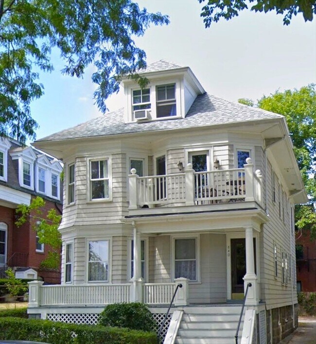 Building Photo - 840 E Broadway