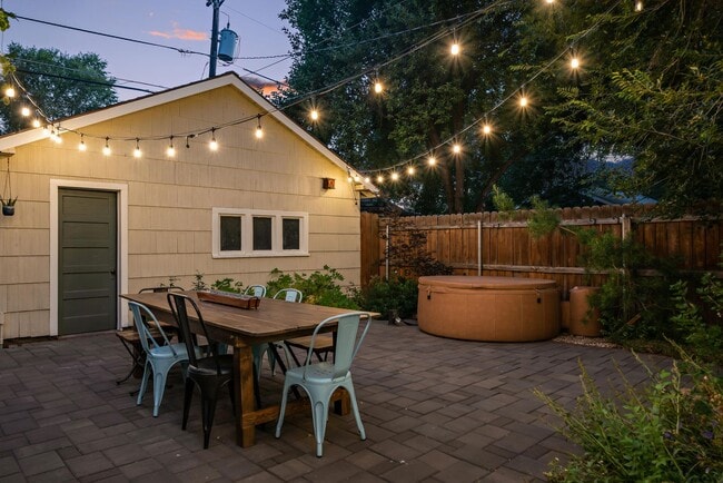 Building Photo - Furnished Downtown Bungalow!