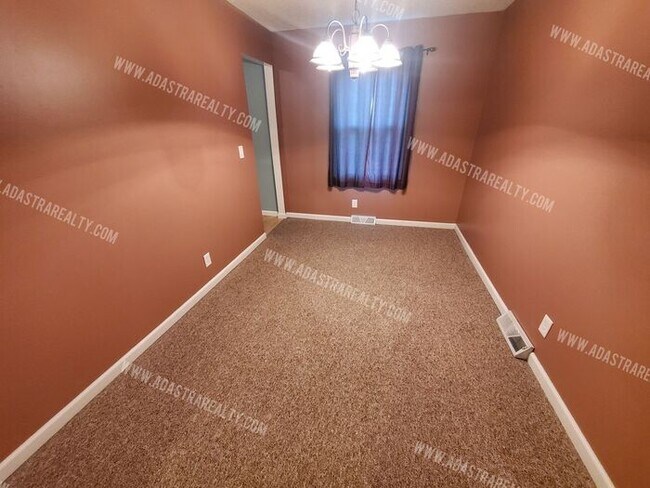 Building Photo - Beautiful Hard to Find Duplex in Olathe No...