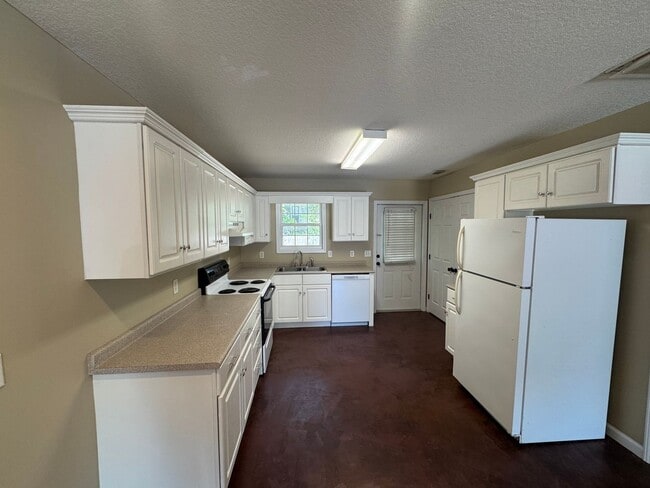 Building Photo - 2 Bed 1 Bath Duplex