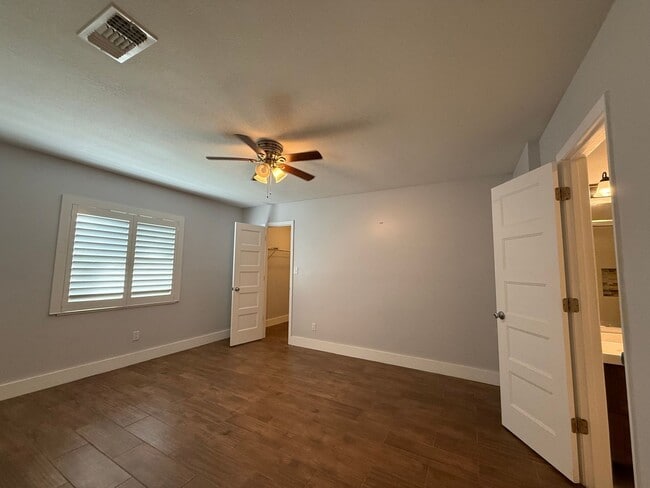 Building Photo - *****Amazing 3-bedroom, 2-bathroom, Carport, Single Family, Bungalow-style Home. Small Dog Friend...