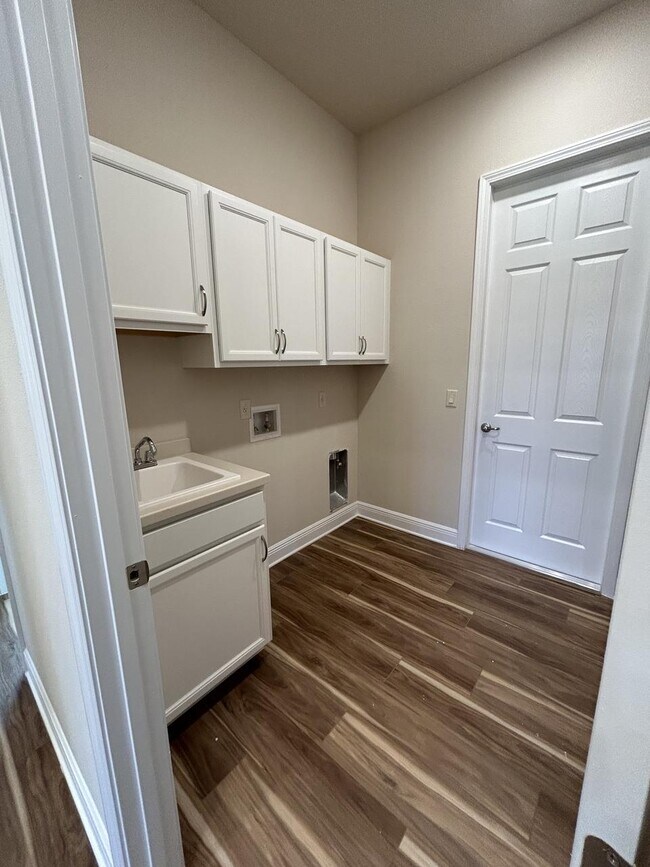 Building Photo - 307 W Redsox Path