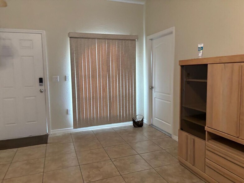 Building Photo - 616 Valencia Ct