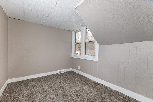 Building Photo - 910 W Locust St