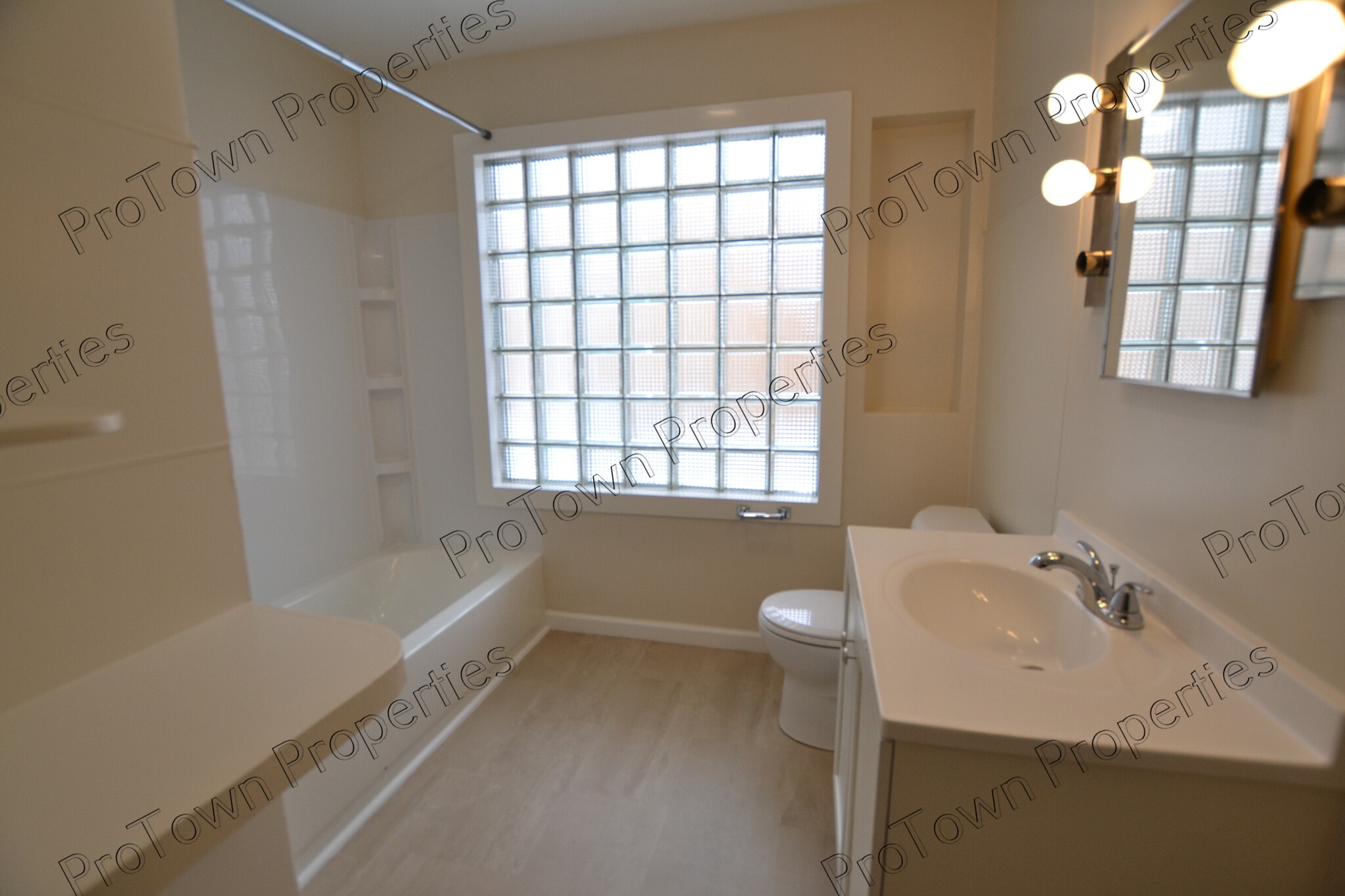 Building Photo - 1318 Oneida St