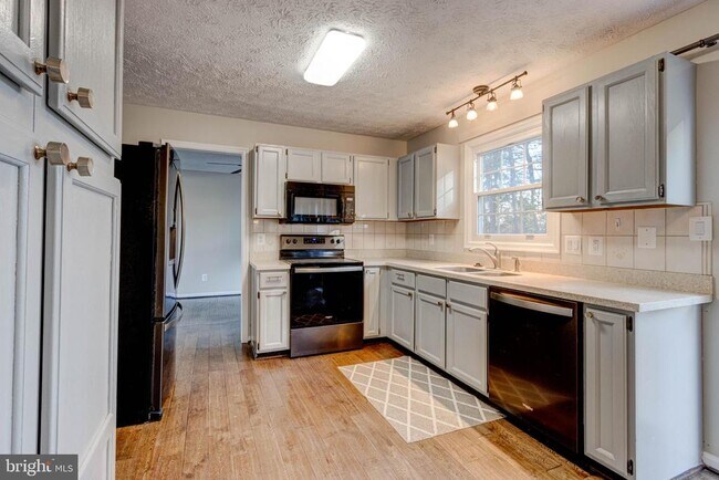 Building Photo - 7925 Carriage Dr
