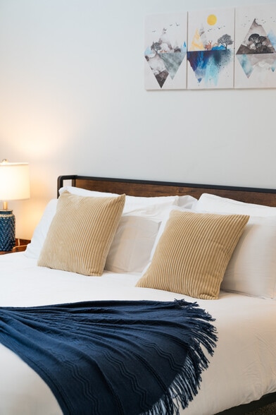 Building Photo - 5890 Royal Ln