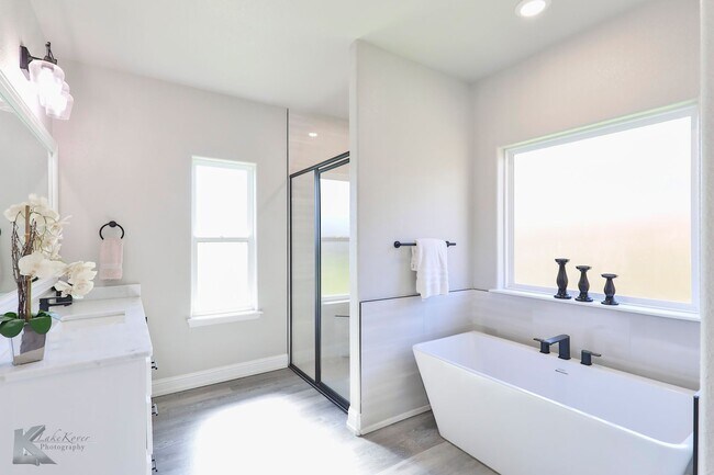 Building Photo - 4 bedroom, EXECUTIVE RENTAL!